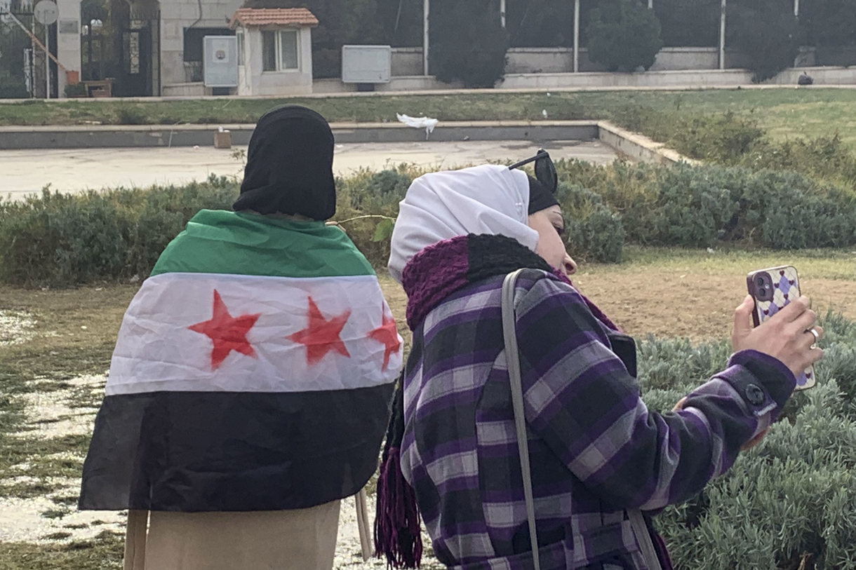 Dos mujeres pasean este jueves en la Plaza de los Omeyas en Damasco, ciudad que vive unos días de transición tras la reciente caída del régimen de Bachar al Asad. (Foto de Álvaro Mellizo de la agencia EFE)