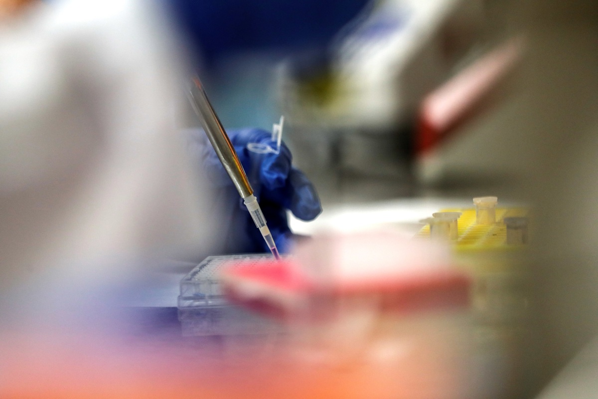 Fotografía de archivo del 17 de marzo de 20202 del detalle del trabajo de una científica brasileña en el laboratorio de Inmunología del Instituto del Corazón (Incor) de la Facultad de Medicina de la Universidad de Sao Paulo, donde desarrollaban entonces una vacuna contra el coronavirus, en Sao Paulo (Brasil). (Foto de Sebastiao Moreira de la agencia EFE)