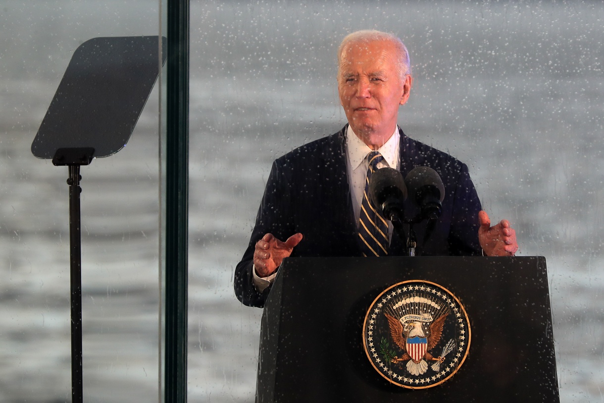 El presidente de Estados Unidos, Joe Biden, pronuncia un discurso en el Museo de la Esclavitud en Luanda, Angola, el 03 de diciembre de 2024. Biden se encuentra en Angola en una visita de estado de tres días que incluye un discurso en el Museo de la Esclavitud y una cumbre internacional sobre el Corredor de Lobito. (Foto de Ampe Rogerio de la agencia EFE/EPA)