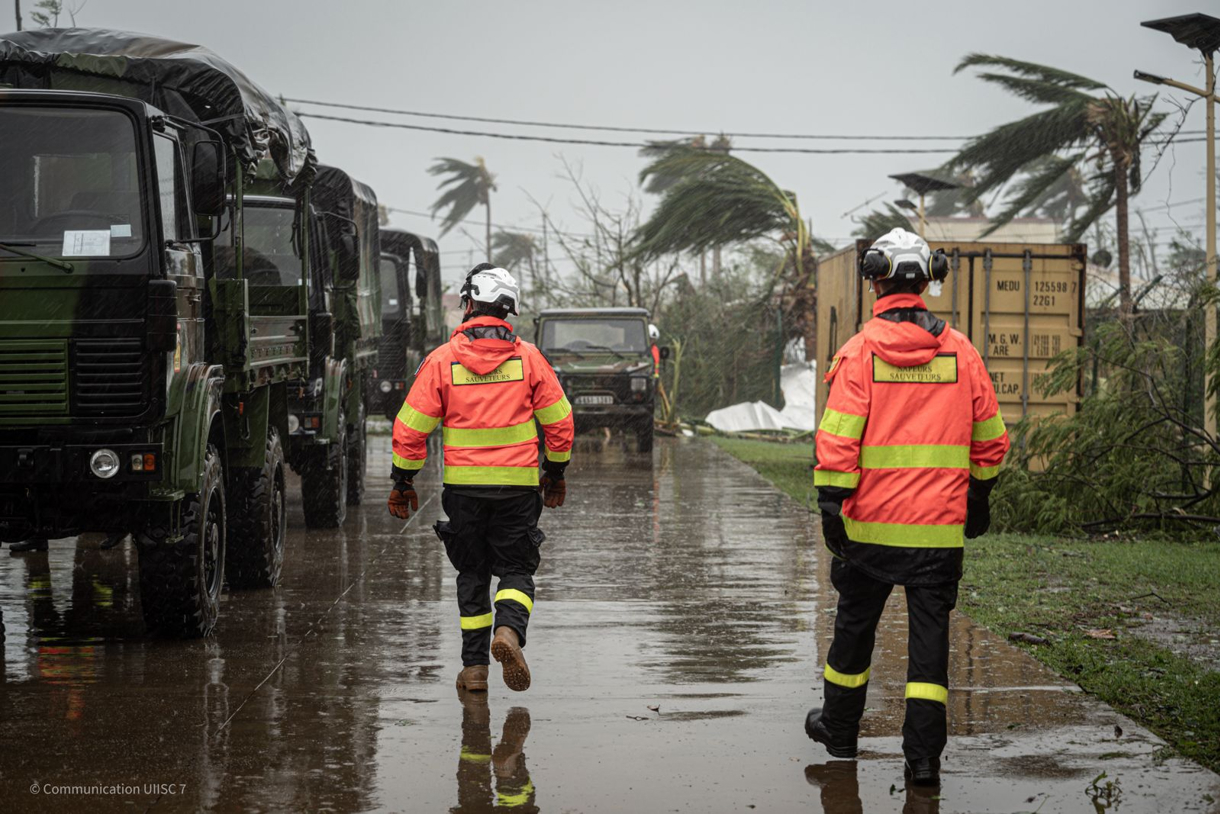 Las autoridades francesas prosiguen las labores de rescate en el archipiélago de Mayotte, en el Índico, que resultó devastado el sábado por el ciclón Chido, con vientos de hasta 220 kilómetros por hora, y que puede haber provocado miles de muertos, según el delegado del Gobierno, François-Xavier Bieuville. (Foto de Gendarmerie Nationale de la agencia EFE)