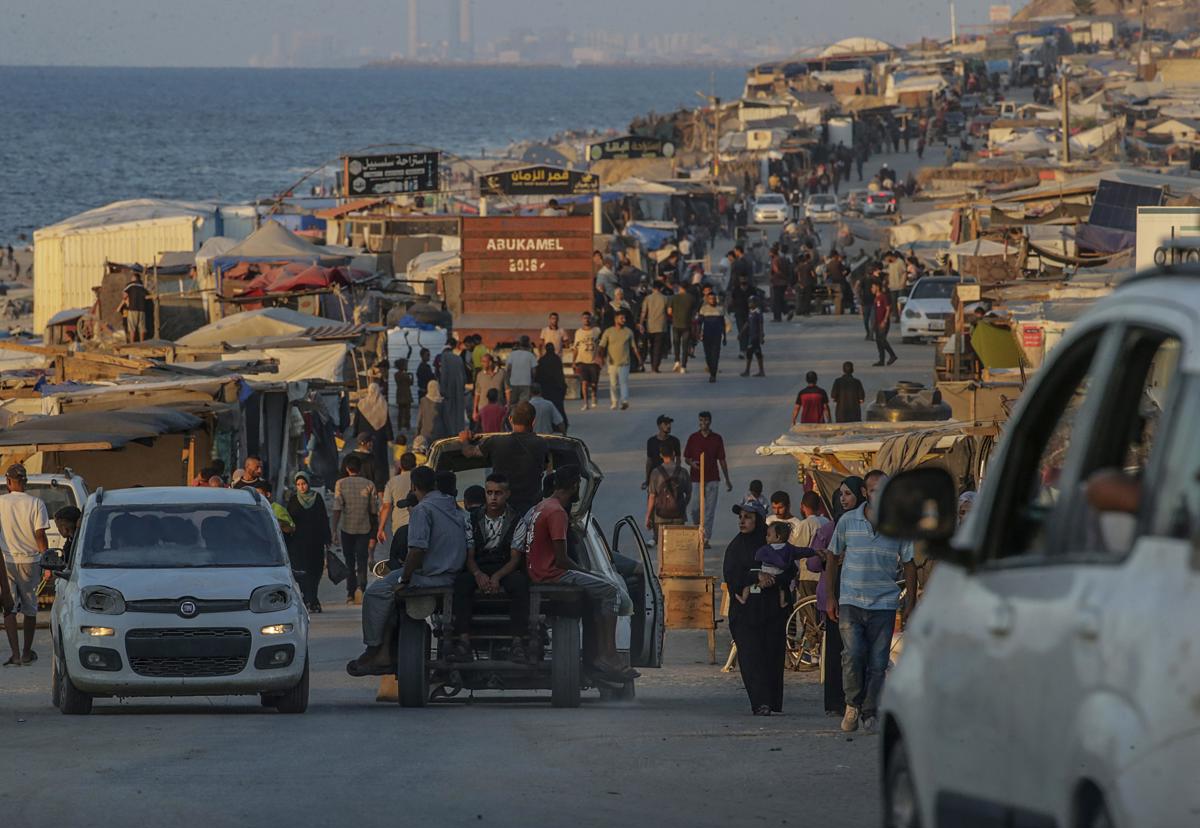 Fotografía de archivo de tiendas de campaña instaladas por palestinos desplazados internos a lo largo de la playa en Deir Al Balah, en el centro de la Franja de Gaza, el 12 de octubre de 2024. (Foto de Mohammed Saber de la agencia EFE/EPA)