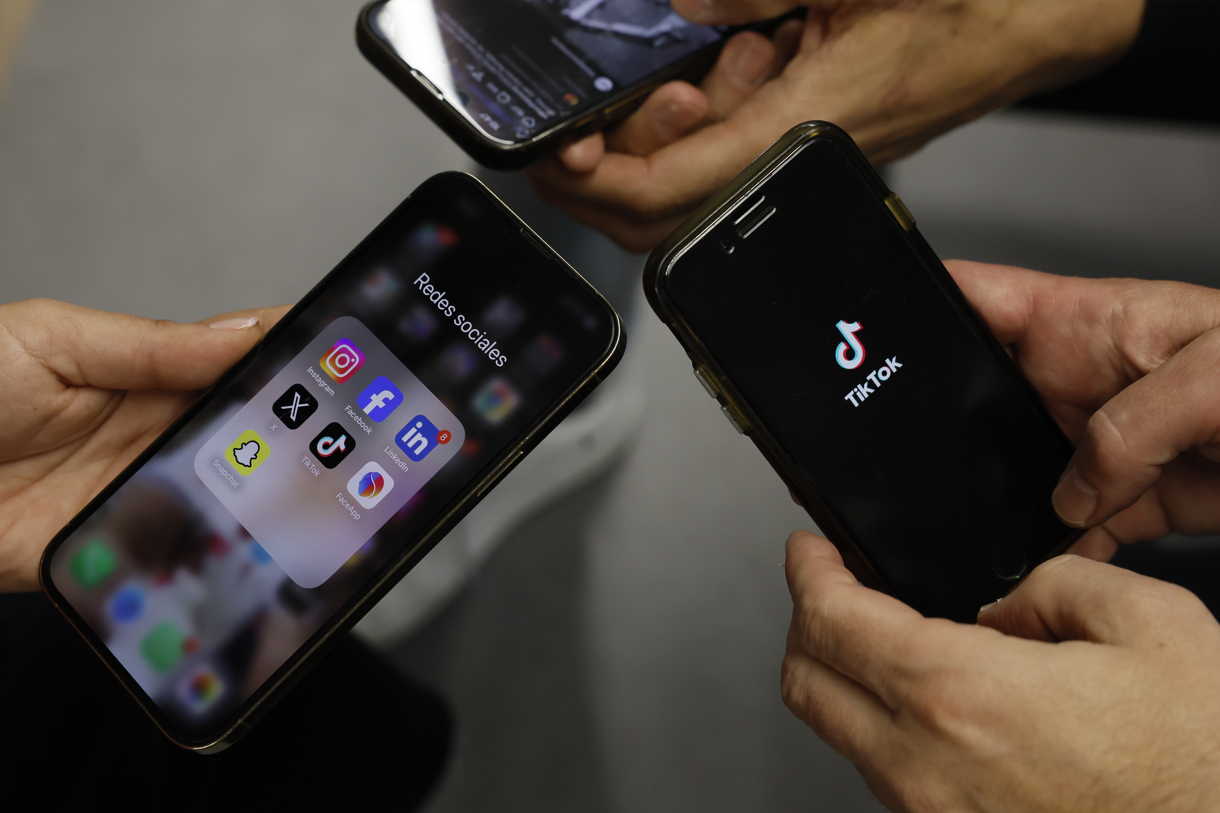 Fotografía de un teléfono móvil con varias aplicaciones. (Foto de Ballesteros de la agencia EFE)