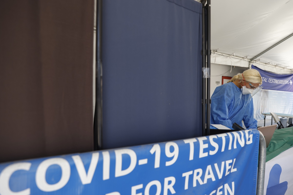 Fotografía de archivo de una trabajadora sanitaria que registra información en una computadora antes de tomar una muestra de hisopo nasal para realizar la prueba de Covid-19 en un centro de pruebas de Covid de Total Testing Solutions en Los Ángeles, California, EUA, el 31 de agosto de 2023. (Foto de Caroline Brehman de la agencia EFE/EPA)