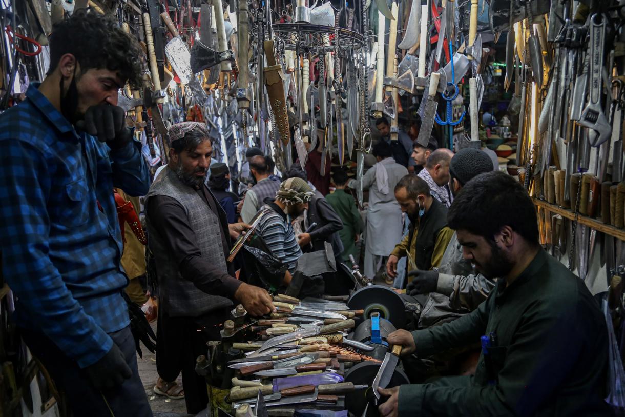 Fotografía de archivo de personas en un mercado de Kabul (Afganistán). (Foto de Samiullah Popal de la agencia EFE/EPA)