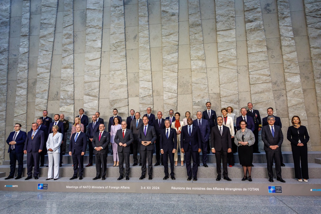 El secretario general de la OTAN, Mark Rutte (C), y los ministros de Relaciones Exteriores de la OTAN posan para la foto oficial en el segundo día de la reunión de la Organización del Tratado del Atlántico Norte (OTAN) en Bruselas, el 4 de diciembre de 2024. (Foto de Olivier Matthys de la agencia EFE/EPA)