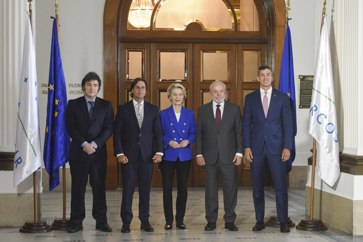 Desde la izquierda, los presidentes de Argentina, Javier Milei; de Uruguay, Luis Lacalle Pou; la presidenta de la Comisión Europea, Ursula von der Leyen; y los presidentes de Brasil, Luiz Inácio Lula da Silva, y de Paraguay, Santiago Peña, posan en la sede del Mercosur este viernes, en Montevideo (Uruguay). (Foto de Sofía Torres de la agencia EFE)