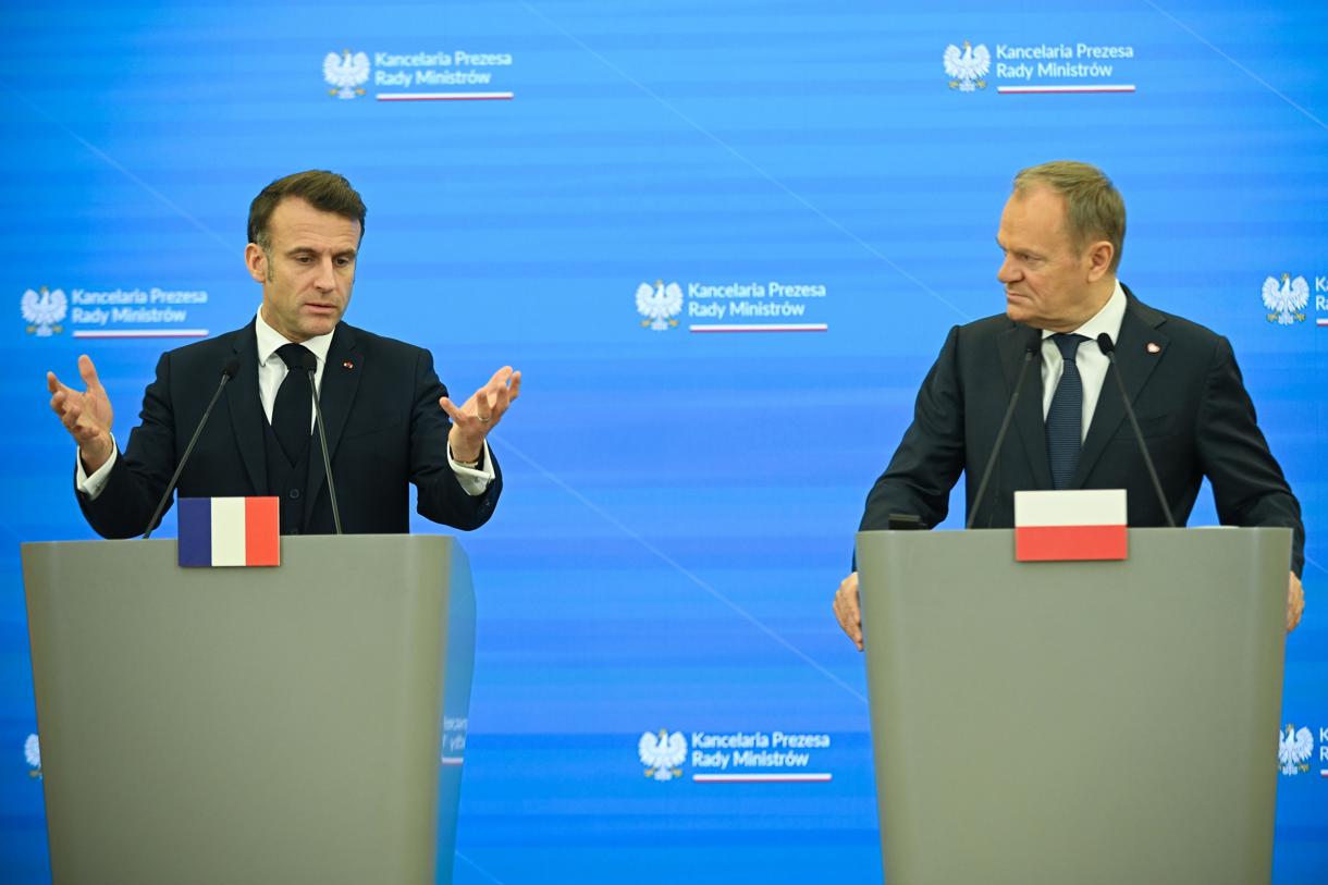 El Primer Ministro Donald Tusk (D) y el Presidente francés Emmanuel Macron (I) asisten a una conferencia de prensa conjunta tras su reunión en la Oficina del Primer Ministro en Varsovia, Polonia, el 12 de diciembre de 2024. (Foto de Marcin Obara de la agencia EFE/EPA)