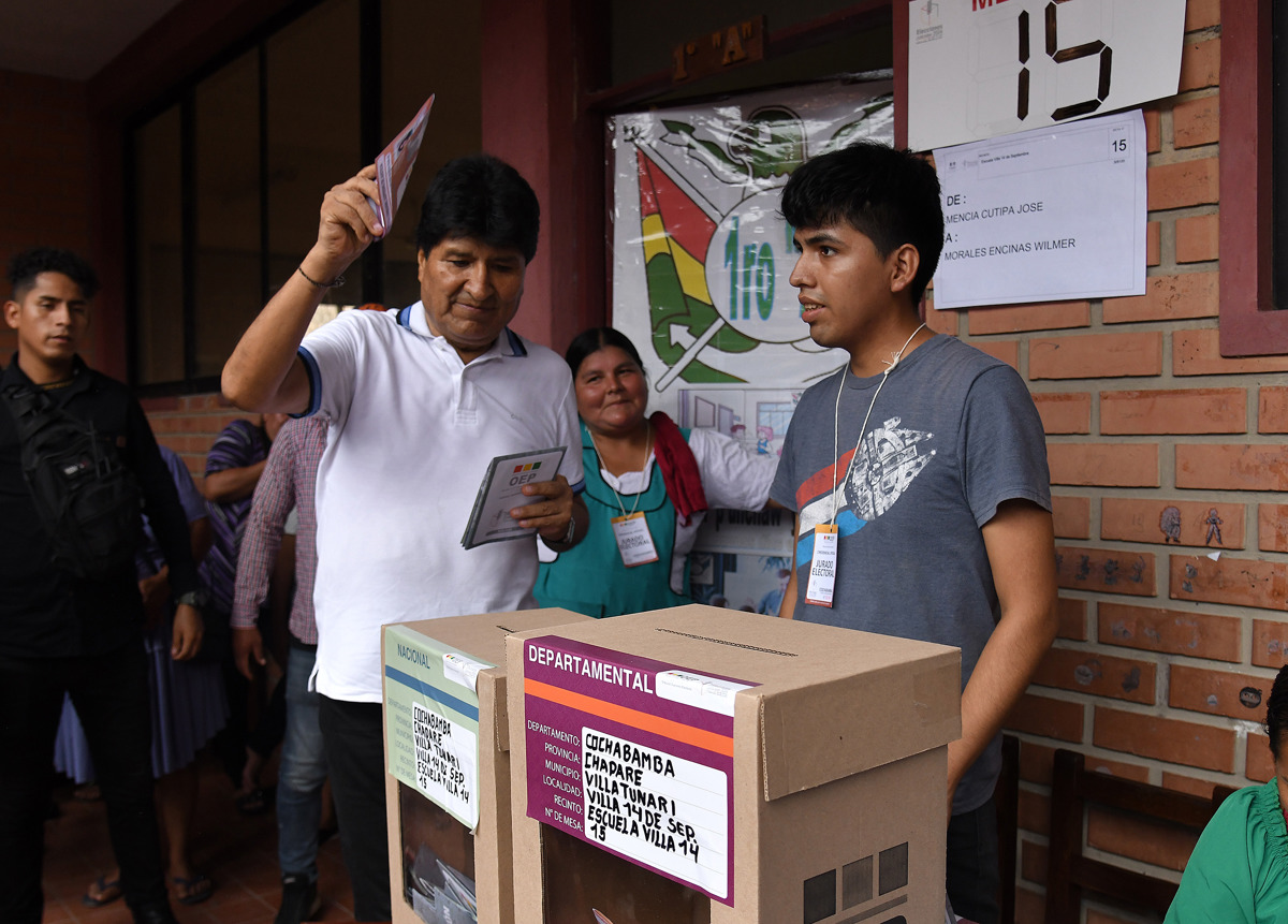 El expresidente de Bolivia Evo Morales (2006-2019) emite su voto este domingo, durante los comicios electorales judiciales en Cochabamba (Bolivia). (Foto de Jorge Ábrego de la agencia EFE)