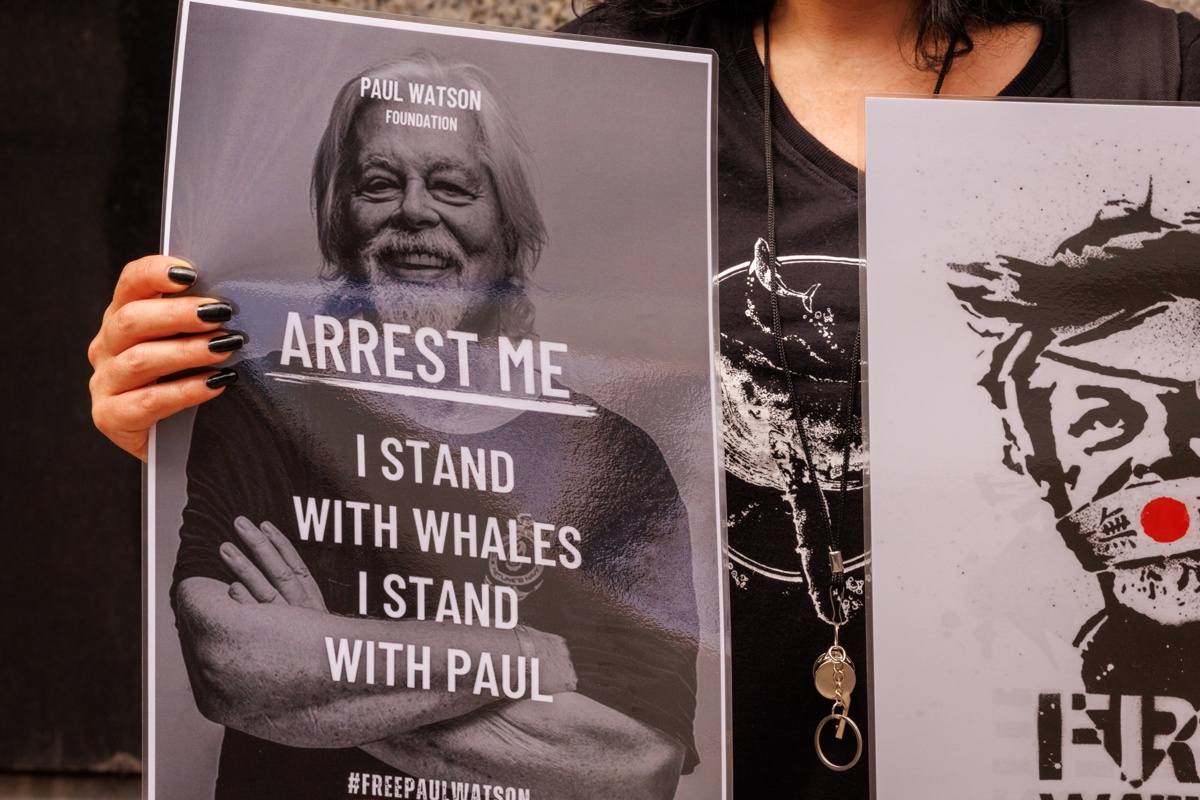 Imagen de archivo de una protesta a favor de Paul Watson en Bruselas, Bélgica. (Foto de Olivier Matthys de la agencia EFE/EPA)