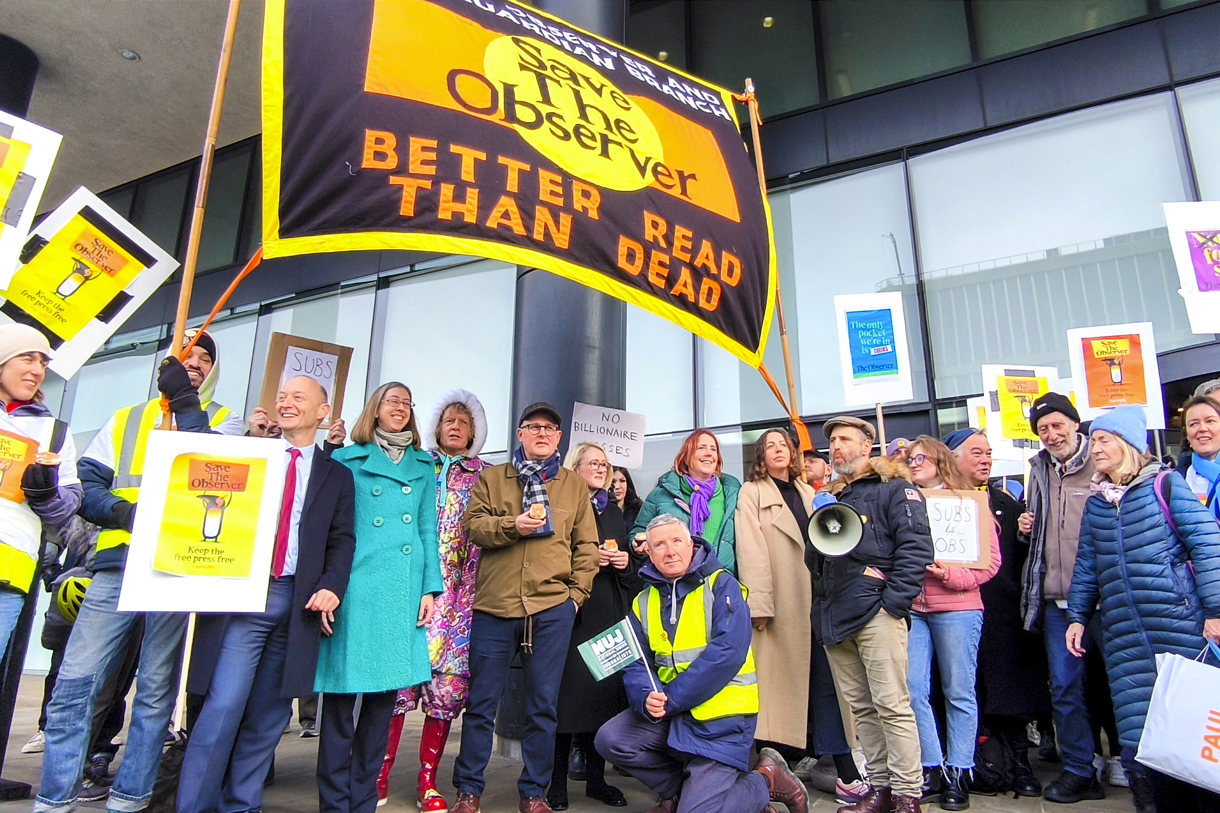 Varias personas participan en la huelga de trabajadores de los periódicos británicos “The Guardian” y “The Observer” ante la venta propuesta del segundo al grupo Tortoise News. (Foto de Guillermo Garrido de la agencia EFE)