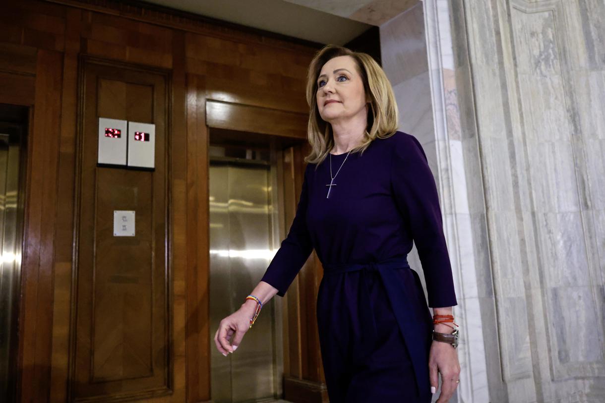 La candidata europeísta rumana Elena Lasconi durante el proceso electoral de los comicios presidenciales. El Tribunal Constitucional rumano ha ordenado la repetición de las elecciones. (Foto de Robert Ghement de la agencia EFE/EPA)