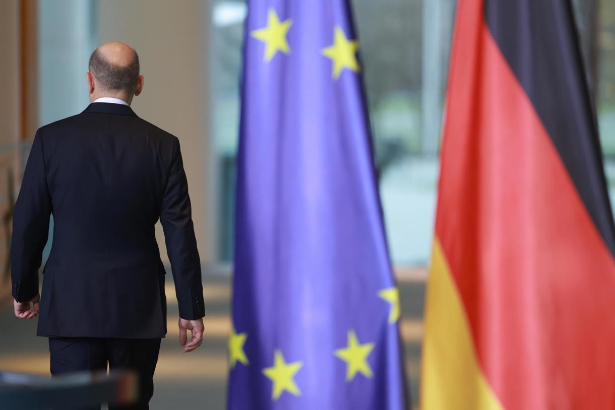 El canciller alemán Olaf Scholz ofrece una declaración sobre la solicitud de voto de confianza del parlamento en la Cancillería en Berlín, Alemania, 11 de diciembre de 2024. (Foto Clemens Bilan de la agencia EFE/EPA)