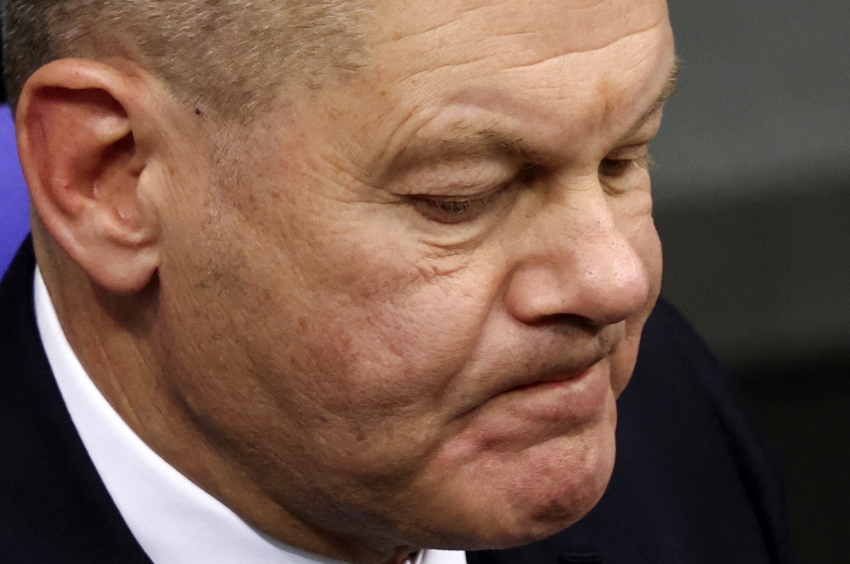 El canciller alemán Olaf Scholz asiste a la reunión del Bundestag alemán sobre la votación de confianza en el canciller, en Berlín, Alemania, 16 de diciembre de 2024. (Foto de Hannibal Hanschke de la agencia EFE/EPA)