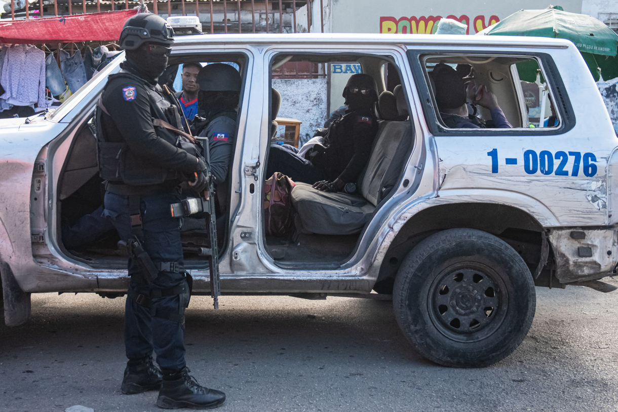 Policías patrullan este martes en Puerto Príncipe (Haití). (Foto de Johnson Sabin de la agencia EFE)