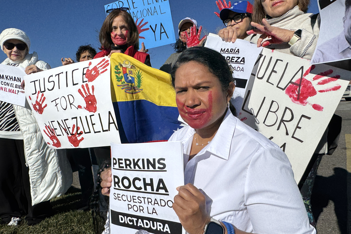 Fotografía cedida por El Comercio de Colorado de manifestantes sosteniendo carteles durante una protesta convocada por la líder opositora María Corina Machado para pedir por la libertado de los que consideran “presos políticos”, este pasado domingo, en Colorado (Estados Unidos). (Foto de Jesús Sánchez Meleán de la agencia EFE)