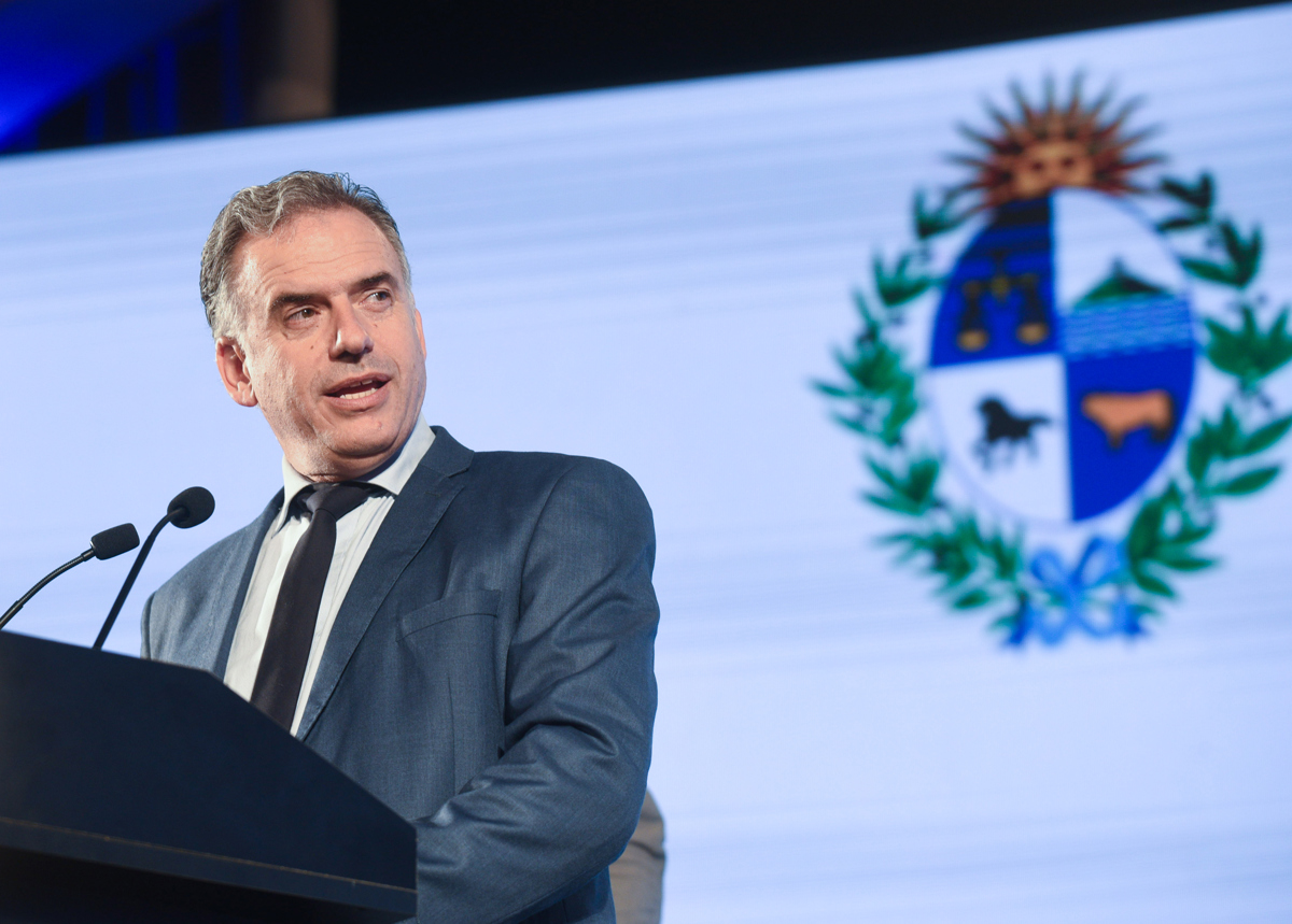 El presidente electo de Uruguay, Yamandú Orsi habla este lunes, en Montevideo (Uruguay). (Foto de Sofía Torres de la agencia EFE)