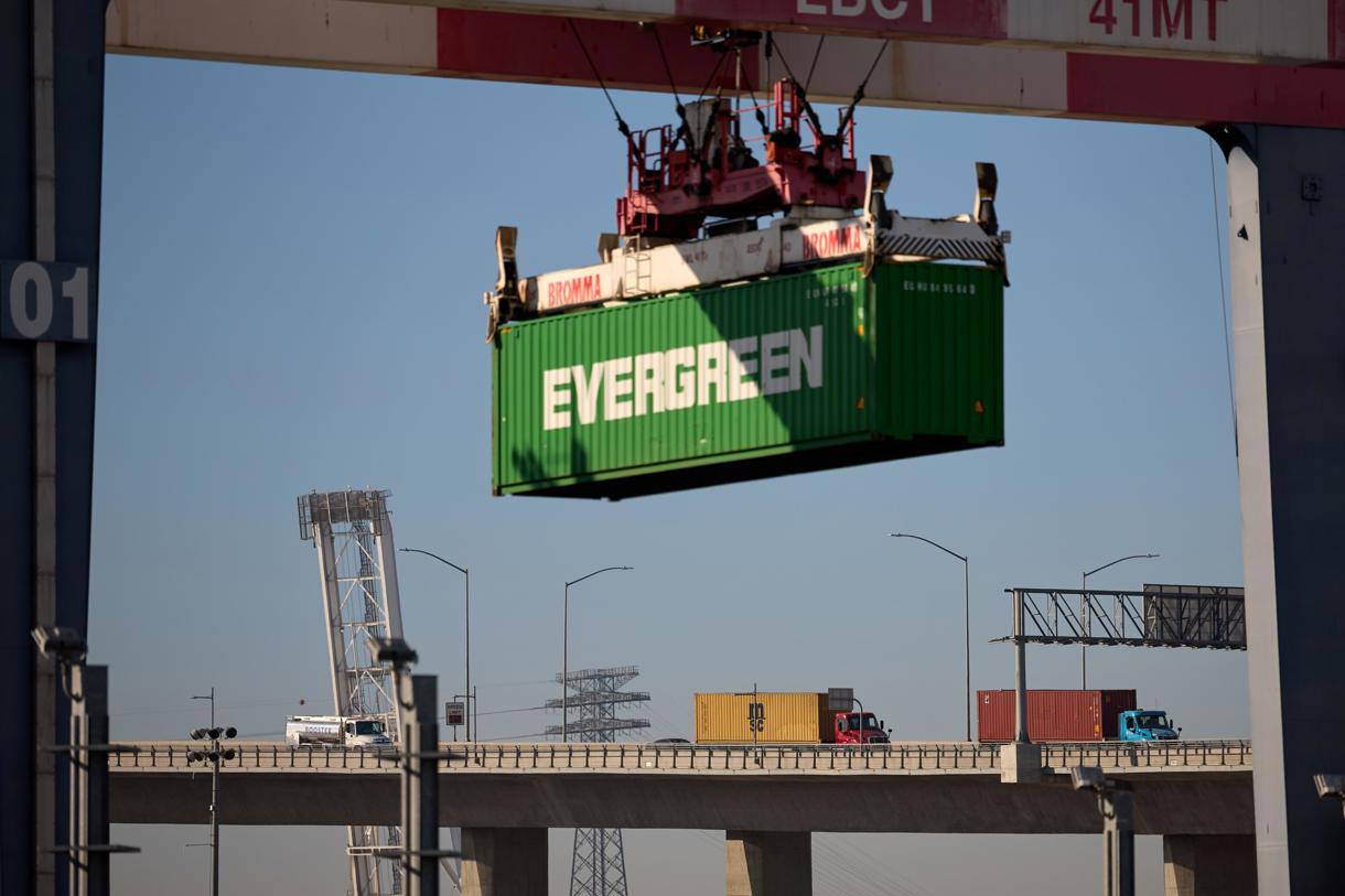 Fotografía de archivo de contenedores en el Puerto de Los Ángeles (EUA). (Foto de Allison Dinner de la agencia EFE/EPA)