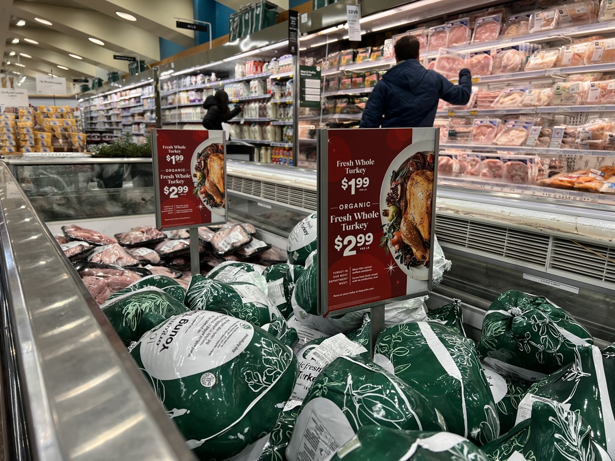 Fotografía de archivo de unos clientes que se abastecen de alimentos en un supermercado en Washington. (Foto de Octavio Guzmán de la agencia EFE)