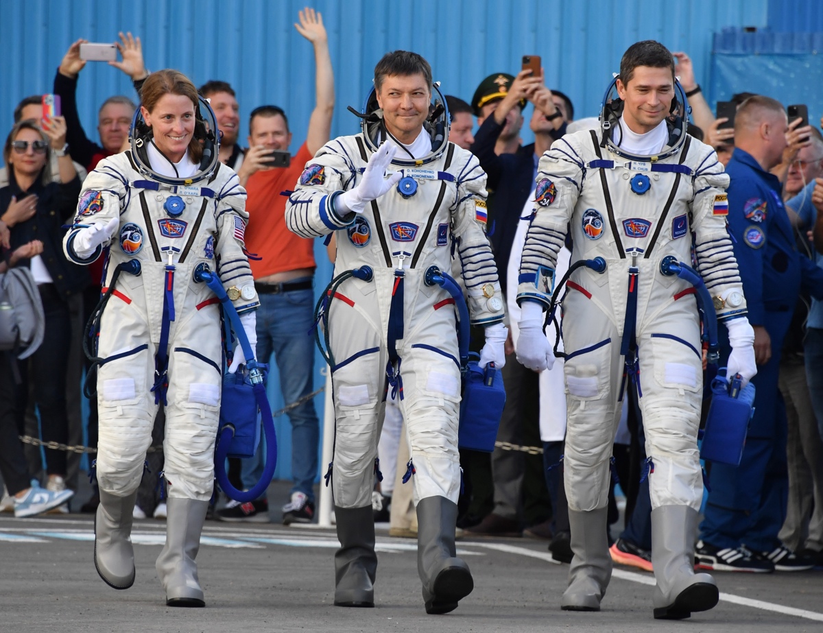 La astronauta de la NASA Loral O'Hara (izda) y los cosmonautas rusos de Roscosmos Oleg Kononenko (C) y Nikolai Chub (dcha), en una imagen de archivo. (Foto de Vyacheslav Oseledko de la agencia EFE/EPA)