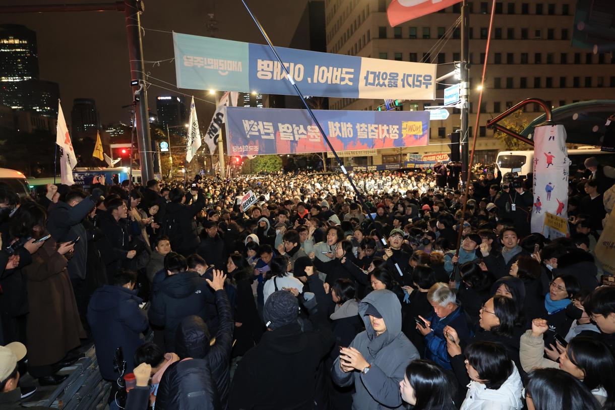 Las personas se reúnen frente a la Asamblea Nacional en Seúl, Corea del Sur, en las primeras horas del 04 de diciembre de 2024, exigiendo la retirada de la ley marcial. (Foto de Yonhap de la agencia EFE/EPA/ SURCOREA)