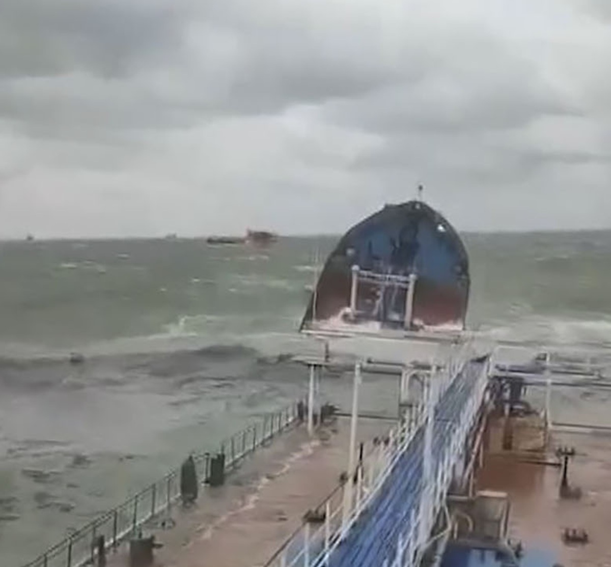 Dos petroleros rusos sufrieron sendos accidentes en el estrecho de Kerch y vertieron petróleo en aguas del mar de Azov, donde se desató una fuerte tormenta, informó este domingo el Ministerio para Situaciones de Emergencia. (Foto del Canal de Telegram de la Fiscalía de Transporte del Sur de Rusia/EFE)