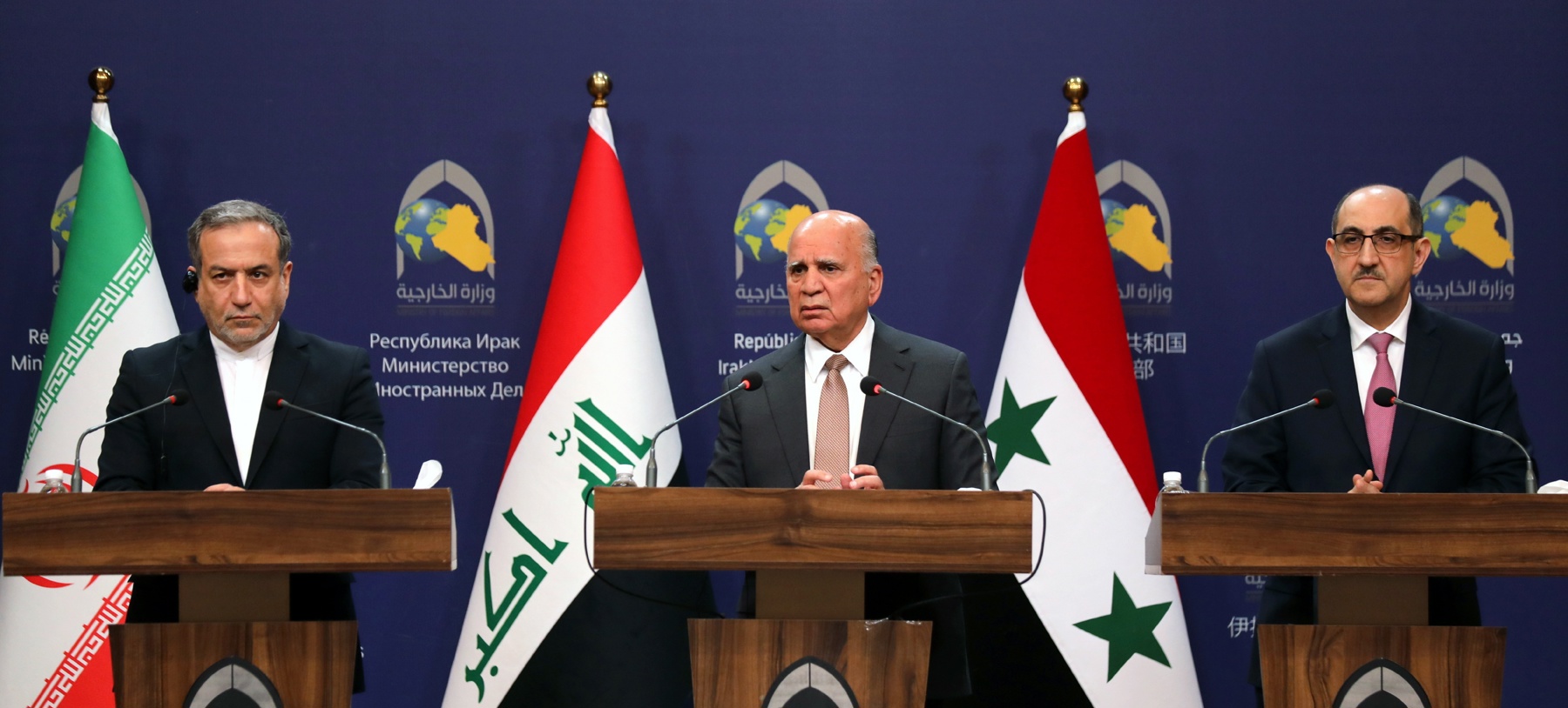Los ministros de Exteriores de Irán, Abbas Araghchi (i); Irak, Fuad Hussein (c), y Siria, Bassam al-Sabbagh,en Bagdad. (Foto de Ahmed Jalil de la agencia EFE/EPA)