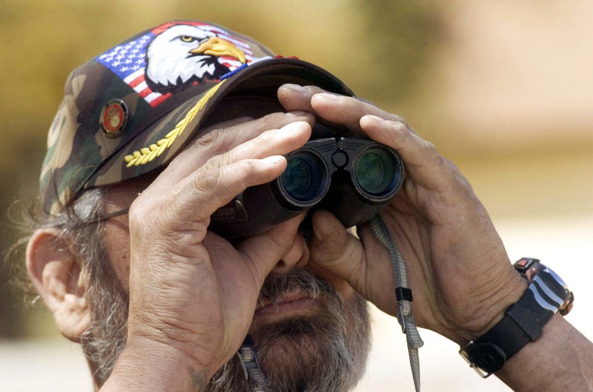 Fotografía de archivo del 4 de abril de 2005 de Claude Labas, integrante del “Proyecto Minuteman”, vigilando la frontera con México, en Naco, Arizona (Estados Unidos). (Foto de Gary Williams de la agencia EFE)