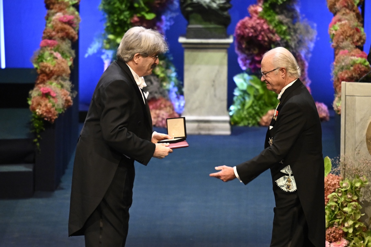 El Nobel de Medicina Gary Ruvkun (izda) recibe el premio del rey Carl Gustaf. (Foto de Pontus Lundahl Sweden EFE/EPA)
