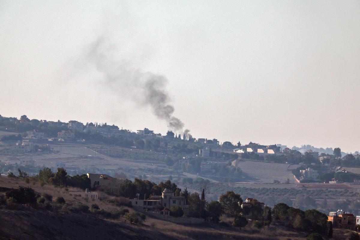 Una columna de humo se eleva como resultado de un ataque aéreo israelí cerca de la aldea de Meiss El-Jabal en el sur del Líbano, mientras abandonan el Líbano en su camino de regreso a Israel, visto desde el lado israelí de la frontera, 02 de diciembre de 2024. (Foto de Atef Safadi EFE/EPA/