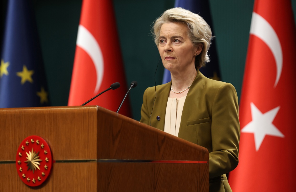 La presidenta de la Comisión Europea, Úrsula Von der Leyen, em una conferencia de prensa en el Palacio Presidencial en Ankara, el 17 de diciembre de 2024. (Foto de Necati Savas de la agencia EFE/EPA)