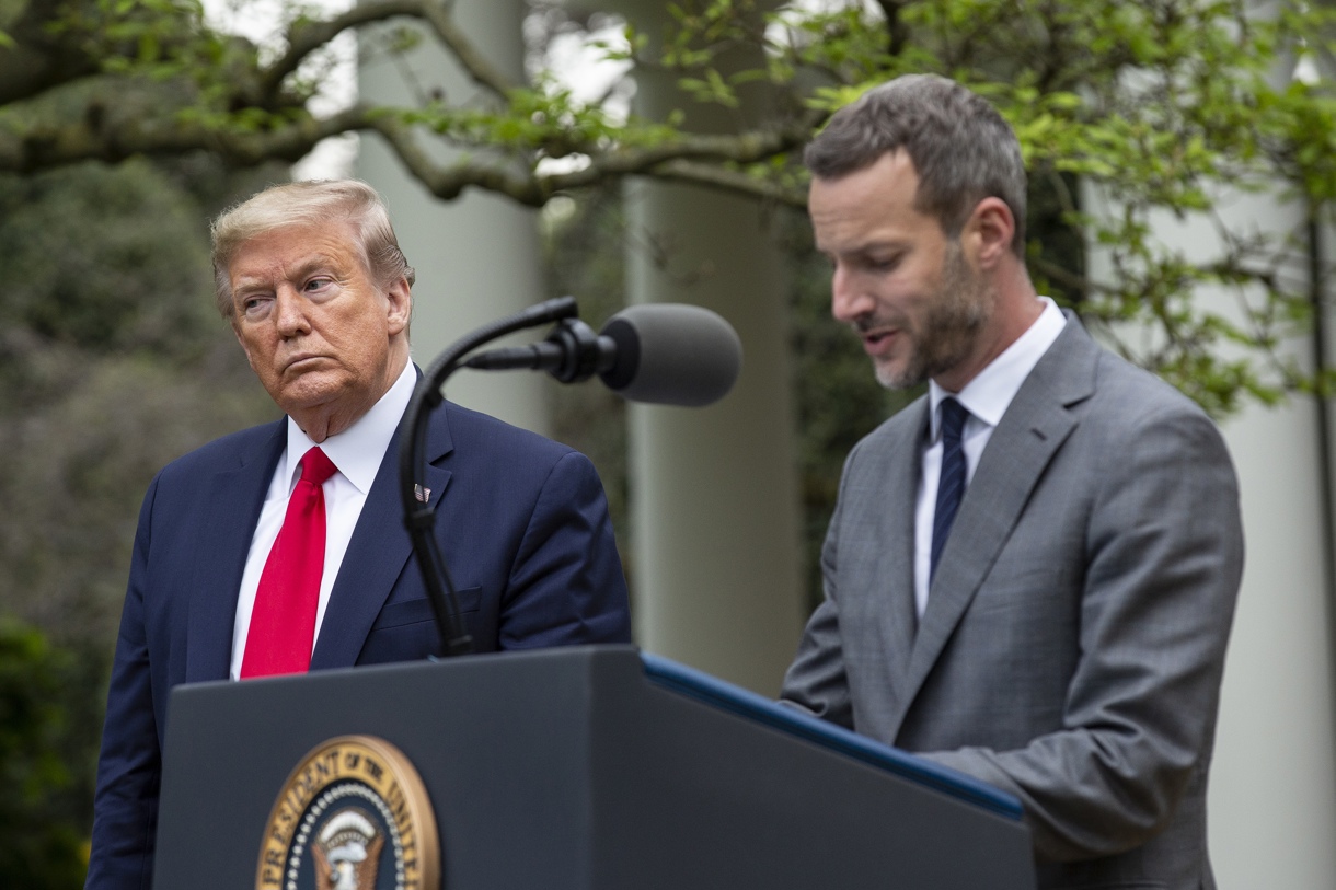 Fotografía de archivo en la que Donald Trump escucha a Adam Boehler, durante su primera presidencia (2017-2021). (Foto de Stefani Reynolds de la agencia EFE/EPA/ POOL)