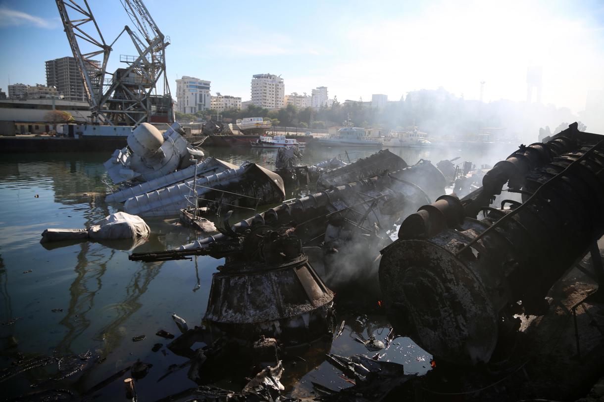 Buques dañados en el puerto de Latakia tras un supuesto ataque aéreo israelí dirigido contra las instalaciones del puerto, Latakia, Siria, 10 de diciembre de 2024. (Siria, Damasco) (Foto de Bilal Al Hammoud de la agencia EFE/EPA)