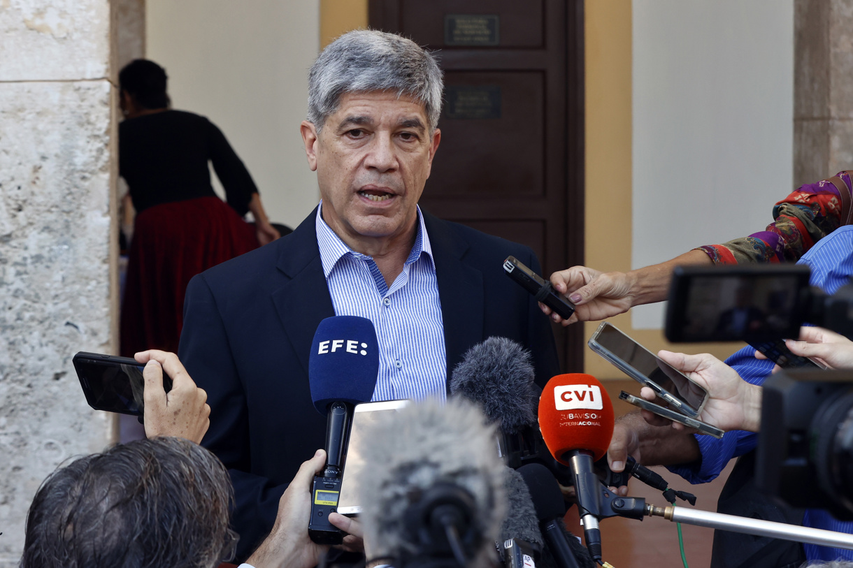 El viceministro cubano de Relaciones Exteriores, Carlos Fernández de Cossío, habla con periodistas este martes, en La Habana (Cuba). (Foto de Ernesto Mastrascusa de la agencia EFE)