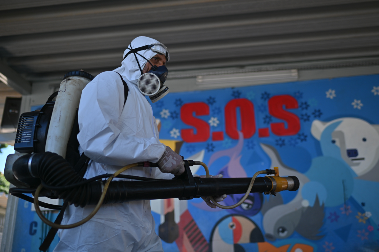 Foto de archivo que muestra un trabajador del sector de la salud fumigando contra el mosquito transmisor del dengue Aedes aegypti en una escuela de la región administrativa de Ceilandia en Brasilia (Brasil). (Foto de André Borges de la agencia EFE)