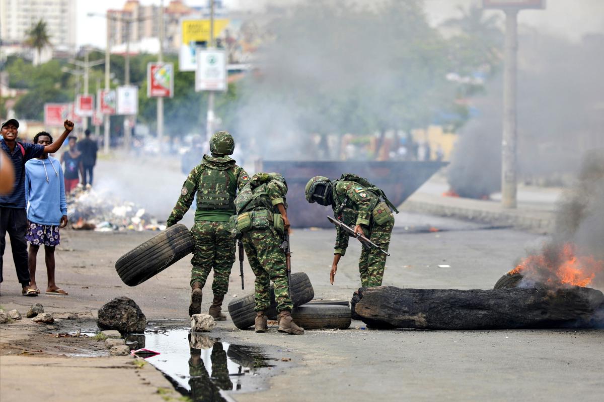 El personal militar retira neumáticos de una barricada durante una protesta posterior a las elecciones, en una calle de Maputo, Mozambique, 06 de diciembre de 2024. (Foto de Luisa Nhantumbo de la agencia EFE/EPA)