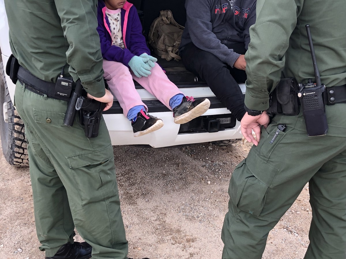 Fotografía de archivo donde aparecen dos agentes de la Patrulla Fronteriza mientras atienden a unos niños en un punto del área conocido como Quitobaquito, en la frontera de Arizona con México (EUA). (Foto de Paula Díaz de la agencia EFE)