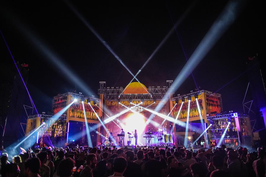 Cientos de personas acuden al festival musical Trópico 2024 en el balneario de Acapulco en el estado de Guerrero. (Foto de EFE)