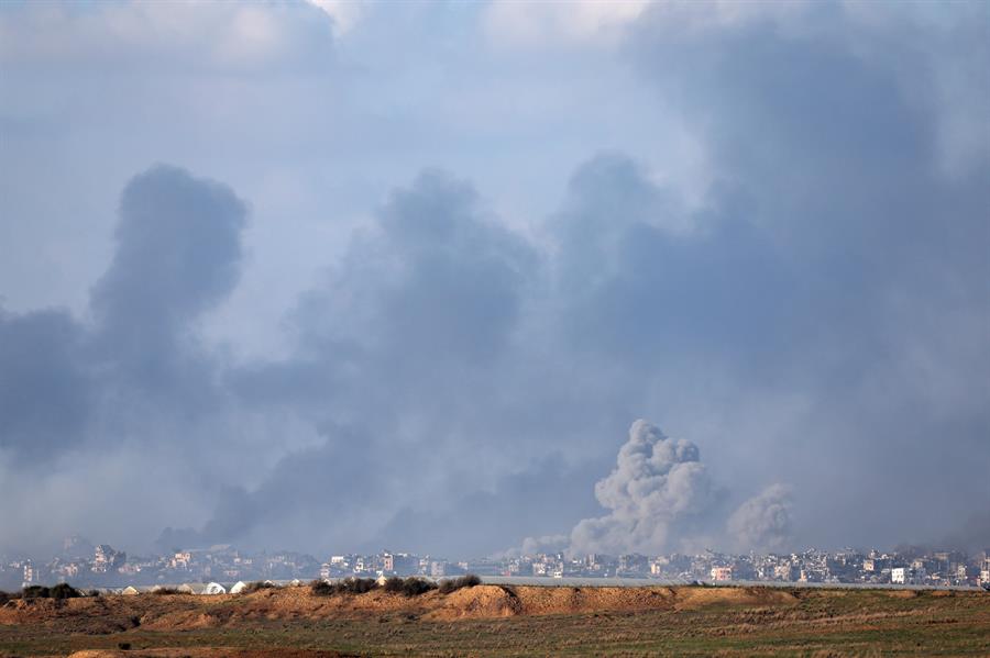 Foto de archivo de EFE de un bombardeo israelí en la franja de Gaza.