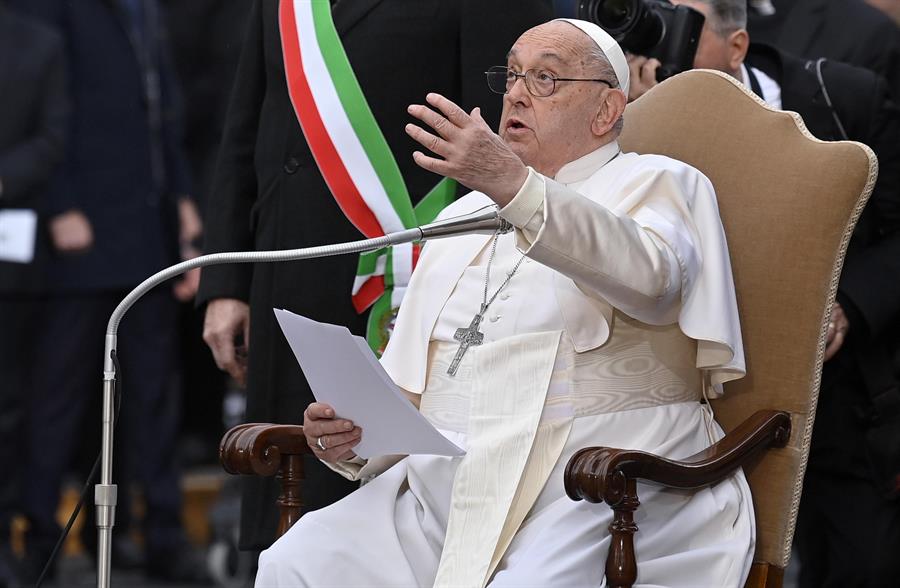 El Papa Francisco lee la oración de la celebración de la Inmaculada Concepción cerca de la estatua de la Santísima Virgen María, en la parte superior de la Columna de la Inmaculada Concepción, en la Plaza de España en Roma. (Foto de EFE)