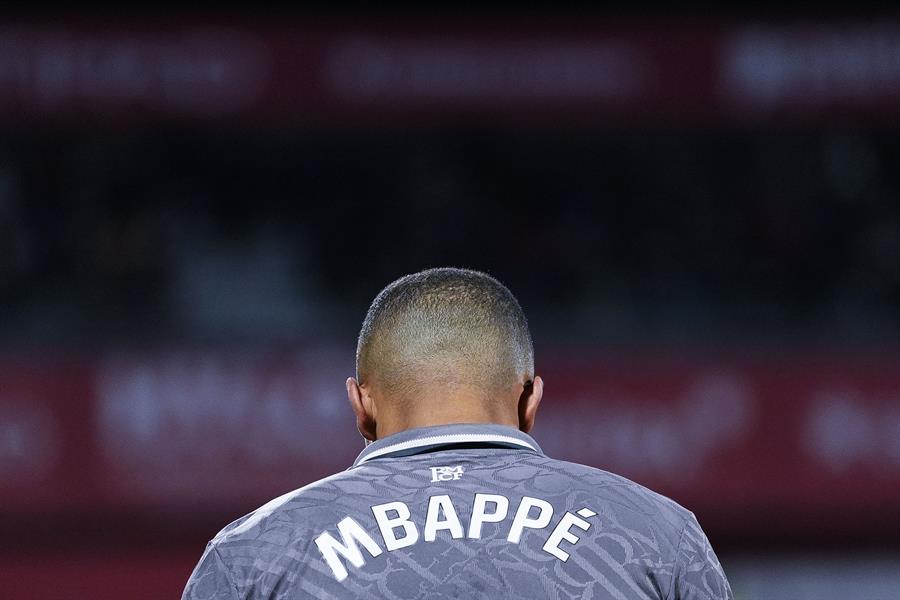 El delantero francés del Real Madrid Kylian Mbappé en el estadio Montilivi, en Girona. (Foto de EFE)