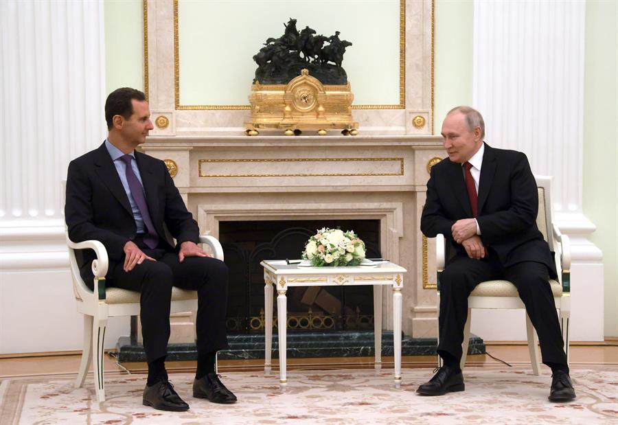 El presidente ruso, Vladímir Putin, junto al depuesto mandatario de Siria, Bachar al Asad, el 14 de marzo de 2023 durante un encuentro en el Kremlin. (Foto de EFE)
