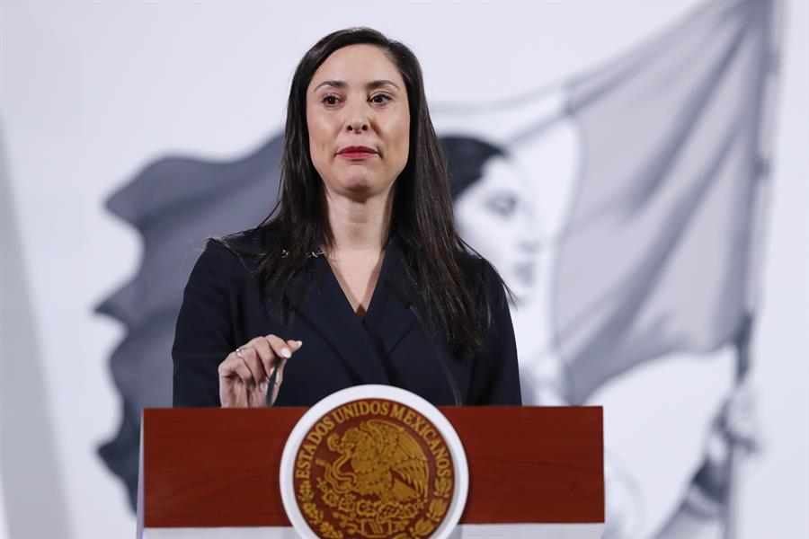 La titular de la Secretaría de Cultura de México, Claudia Curiel, habla durante la rueda de prensa de la presidenta de México, Claudia Sheinbaum, este viernes, en Palacio Nacional de la Ciudad de México. (Foto de EFE)