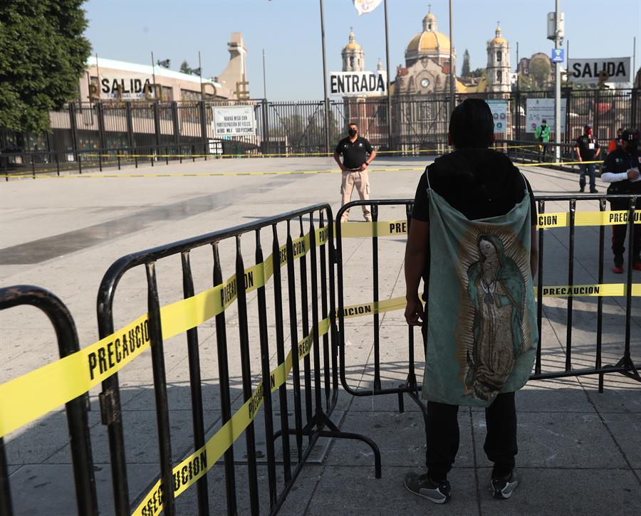 Devotos de la virgen de Guadalupe acuden a la Basílica de Guadalupe en la Ciudad de México. (Foto de EFE)