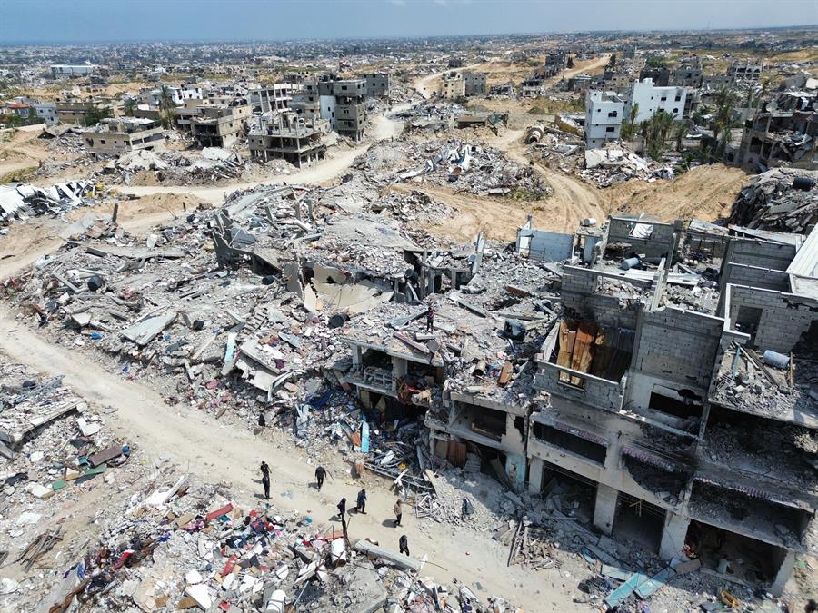 Vista aérea tomada con un dron que muestra la destrucción general en la ciudad de Jan Yunis, en la Franja de Gaza. (Foto de EFE)