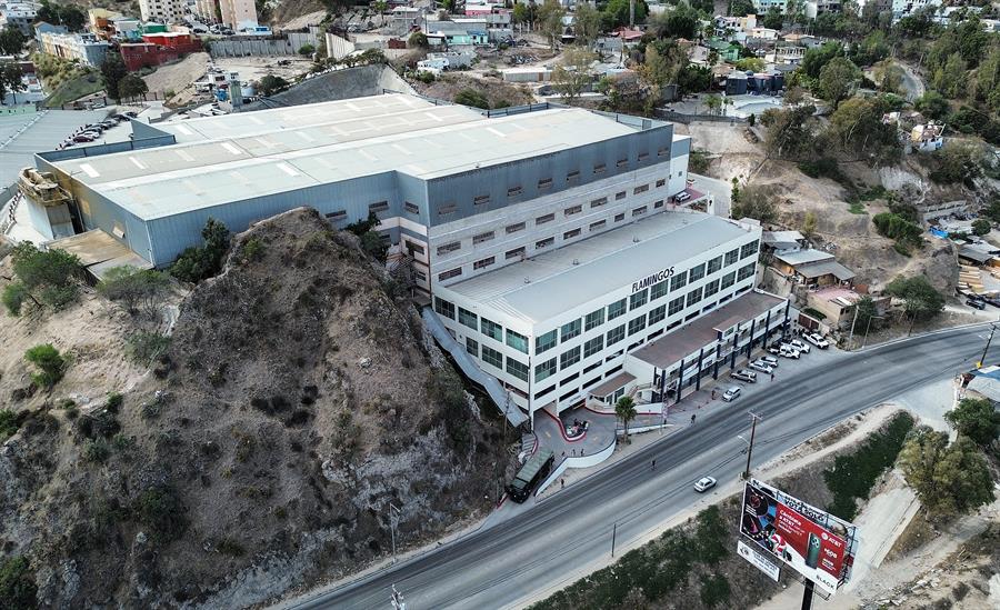 Fotografía aérea de un centro comercial que se habilitara como albergue para migrantes deportados en la ciudad de Tijuana en Baja California. (EFE)