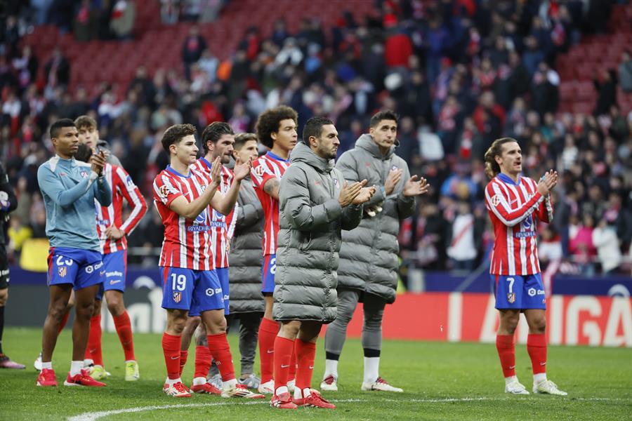 Los jugadores del Atlético de Madrid tras el partido de La Liga de la jornada 21 que disputan Atlético de Madrid y Villarreal en el Estadio Riyadh Air Metropolitano en Madrid. (Foto de EFE)