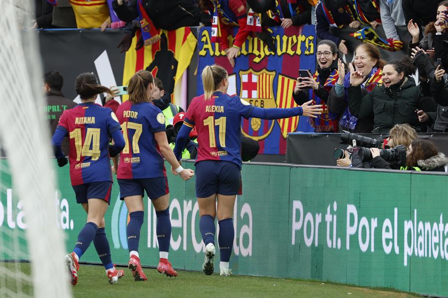 La centrocampista del FC Barcelona Alexia Putellas celebra su gol (5-0), durante la final de la Supercopa femenina de fútbol que disputan FC Barcelona y Real Madrid en el Estadio de Butarque en Leganés. (Foto de EFE)