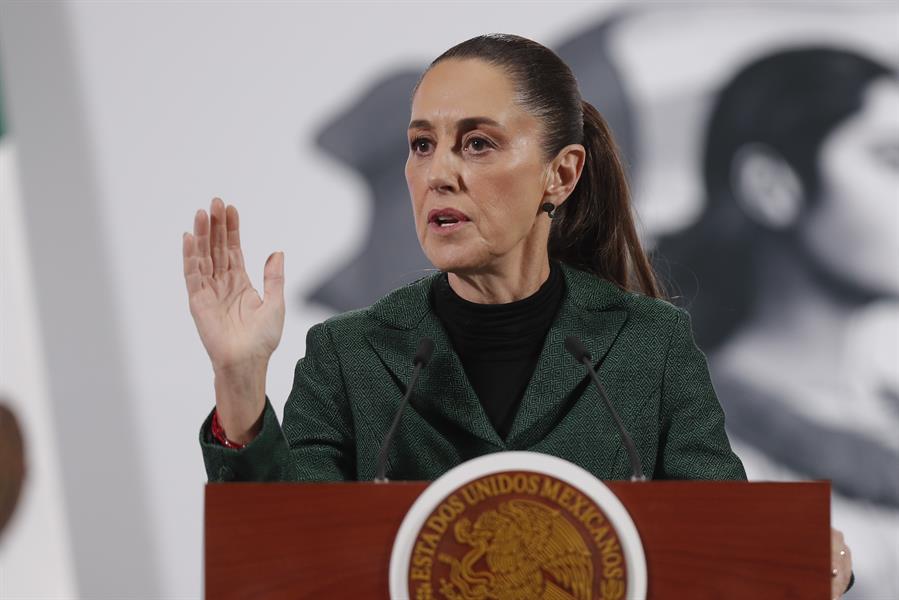 La presidenta de México, Claudia Sheinbaum, habla en una rueda de prensa el jueves 23 de enero, en el Palacio Nacional en Ciudad de México. (Foto de EFE)