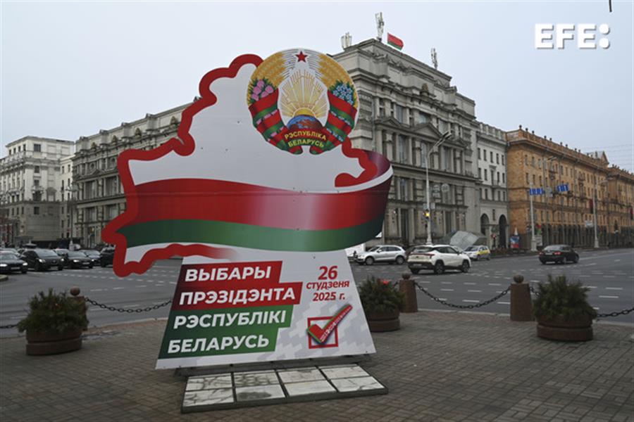 Bielorrusia cierra una campaña electoral sin participación de la oposición democrática en la que el presidente, Alexandr Lukashenko, convencido de que es el gran favorito a la victoria, se ha mantenido al margen de los debates por televisión. (Foto de EFE)