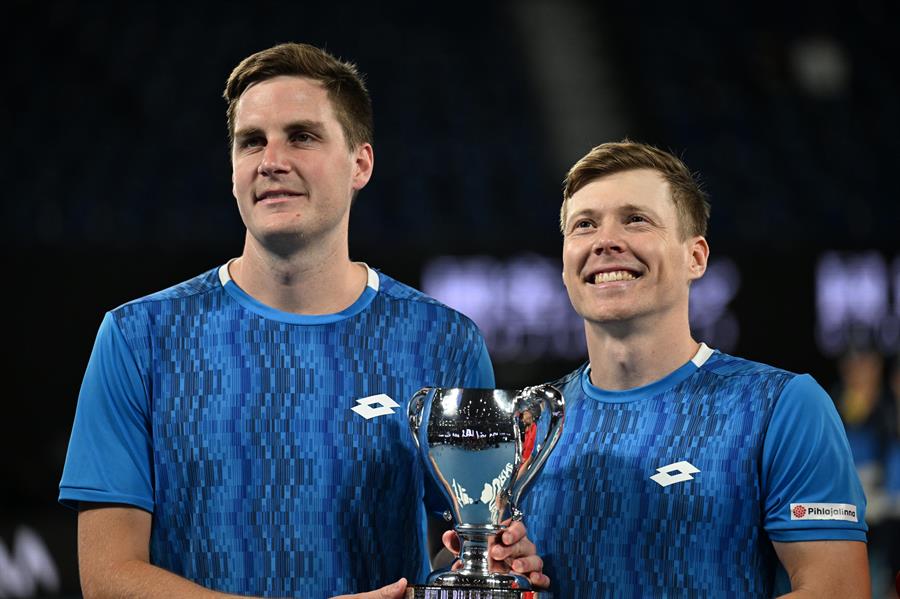 El británico Henry Patten y el finlandés Harri Heliovaara con el trofeo tras ganar el doble a los italianos Simone Bolelli and Andrea Vavassor en Melbourne, Australia. (Foto de EFE)